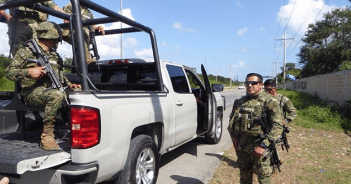 Soldados armados en vehículo durante operativo de seguridad en Mazatlán