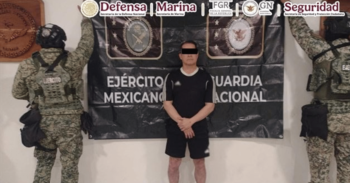 Hombre detenido en operativo policial en Culiacancito con agentes de seguridad y emblemas del Ejército Mexicano y Guardia Nacional.