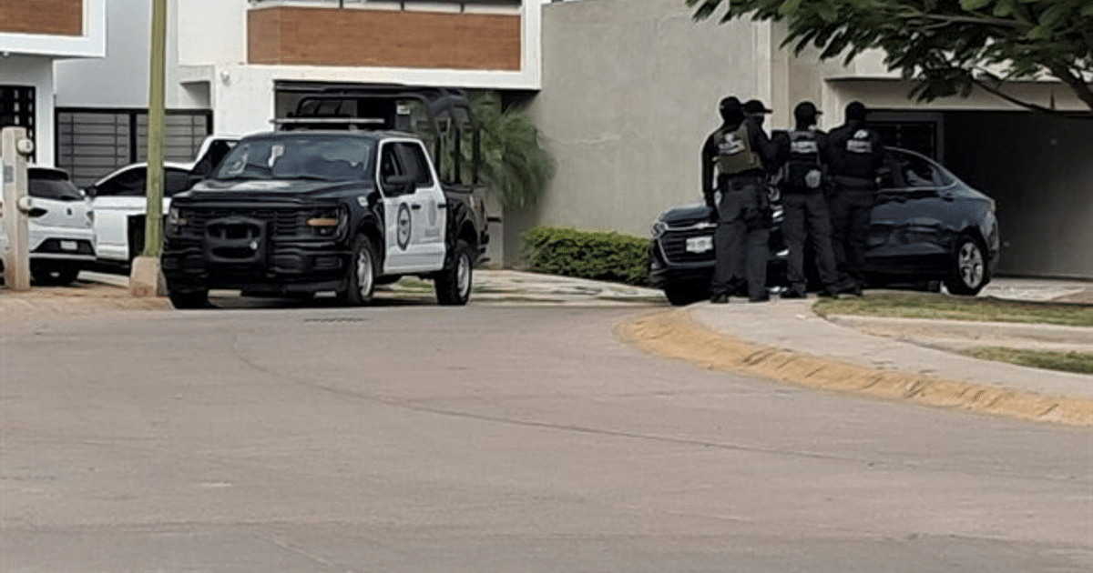 Operativo de seguridad en Culiacán con vehículo policial y agentes en acción