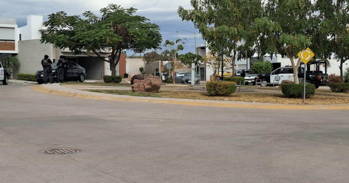Calle residencial en Montserrat, Santa Fe, durante operativo de aseguramiento con vehículos y personas en actividad.