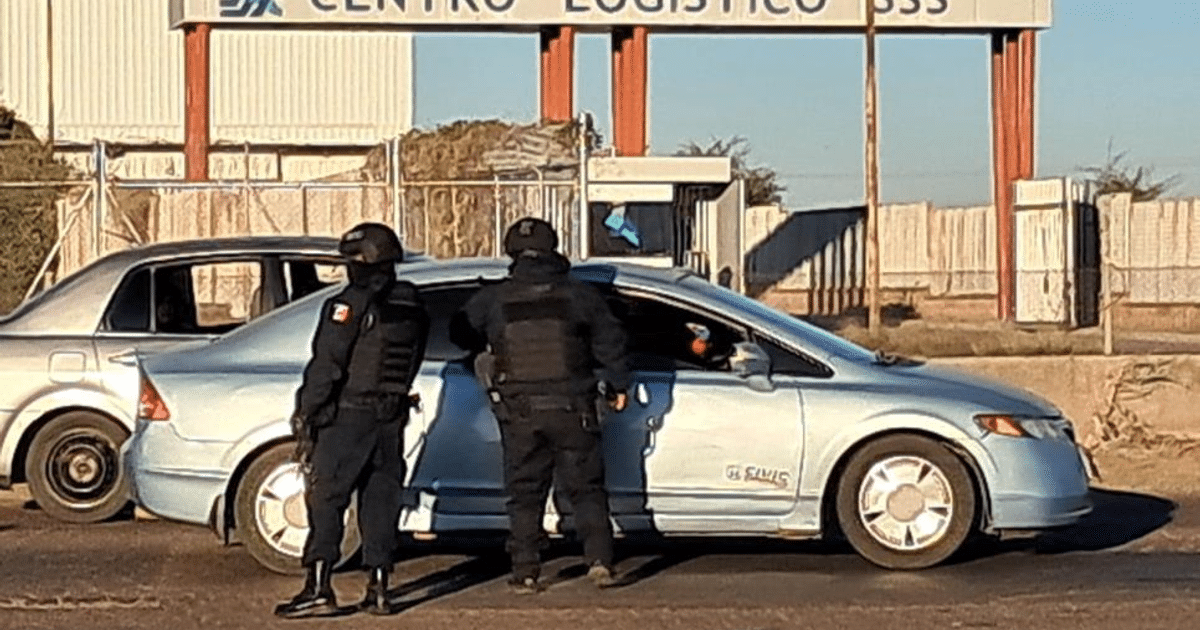 Oficiales de seguridad en control de carretera en Culiacán, operativo de inspección de explosivos.