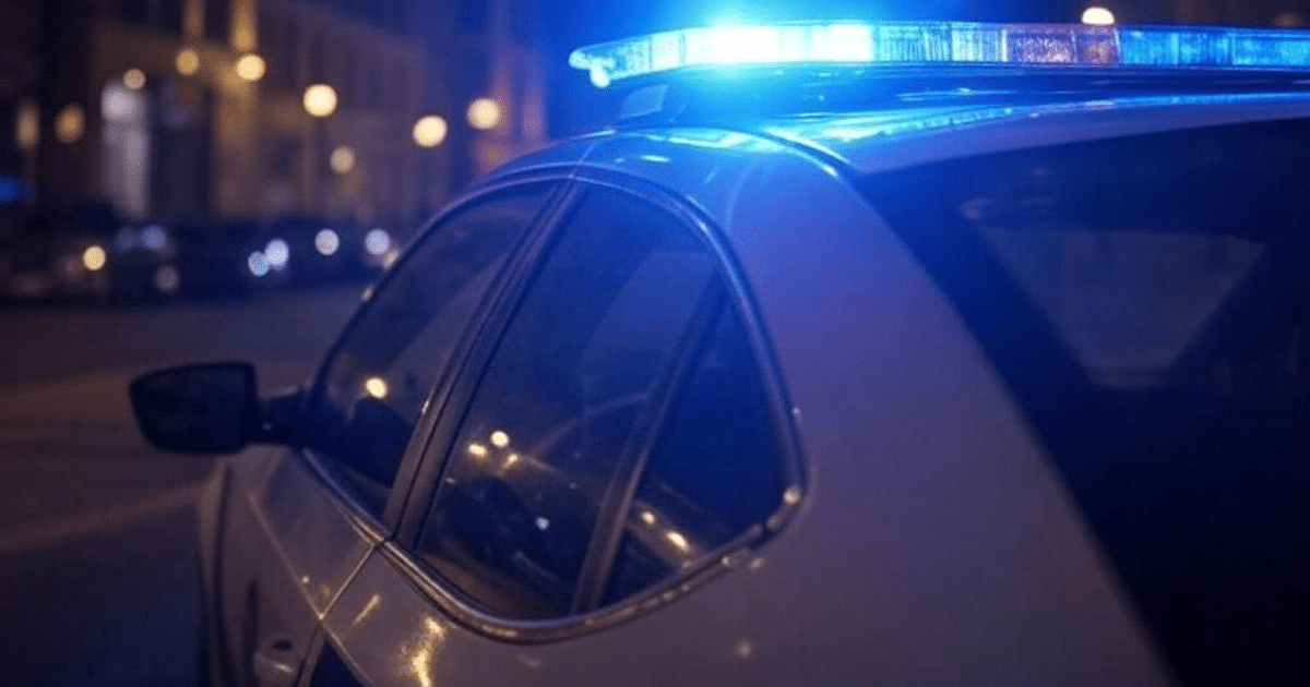 Vehículo policial con luces azules encendidas en un operativo nocturno en Tijuana.