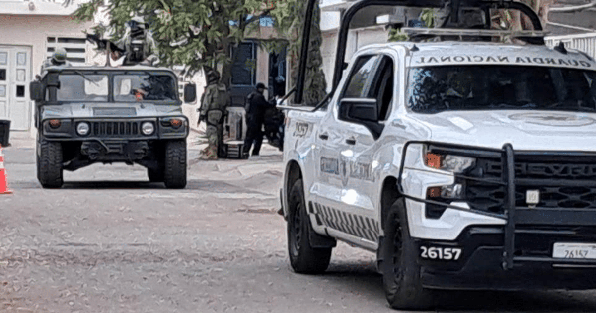 Vehículo militar y camioneta de policía en operativo de seguridad en Colinas de la Ribera
