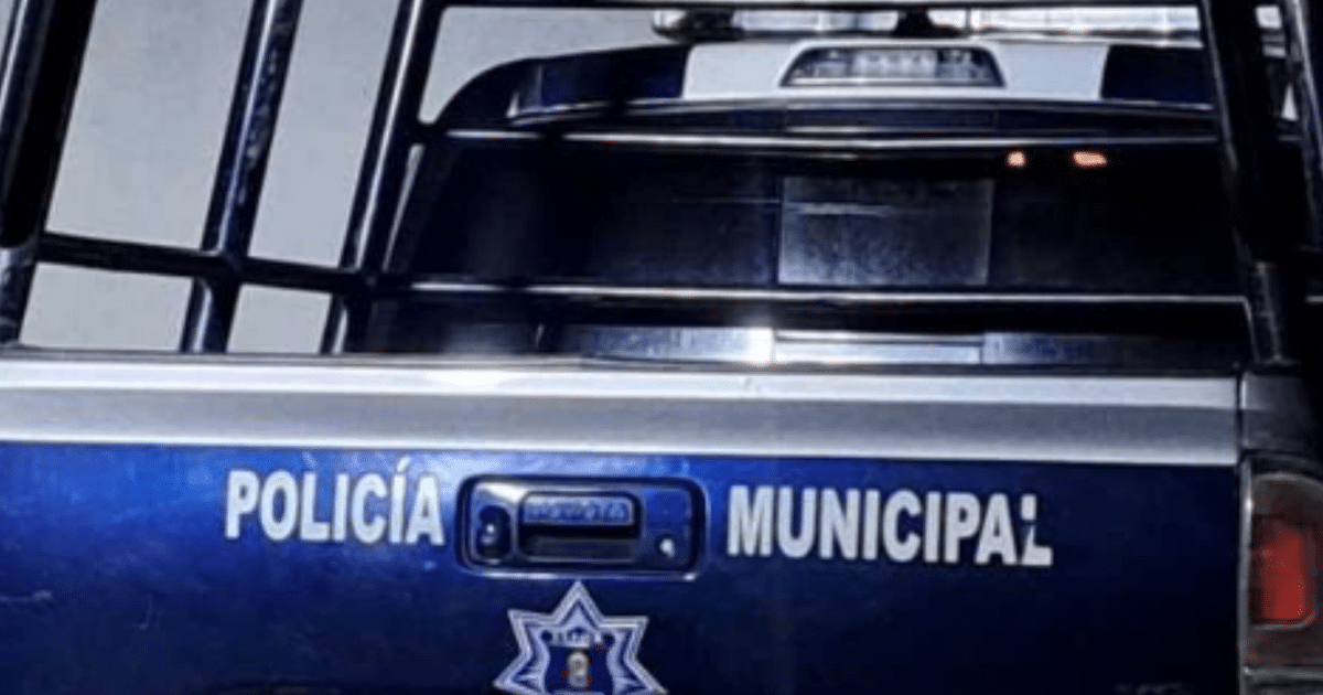 Parte trasera de un vehículo de policía municipal con las palabras 'POLICÍA' y 'MUNICIPAL' visibles, luces en la parte superior y un emblema indistinguible.