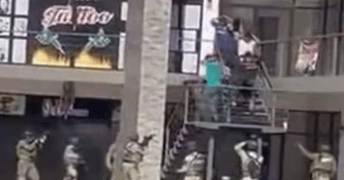 Operativo policial en plaza comercial de Pradera Dorada con detenciones