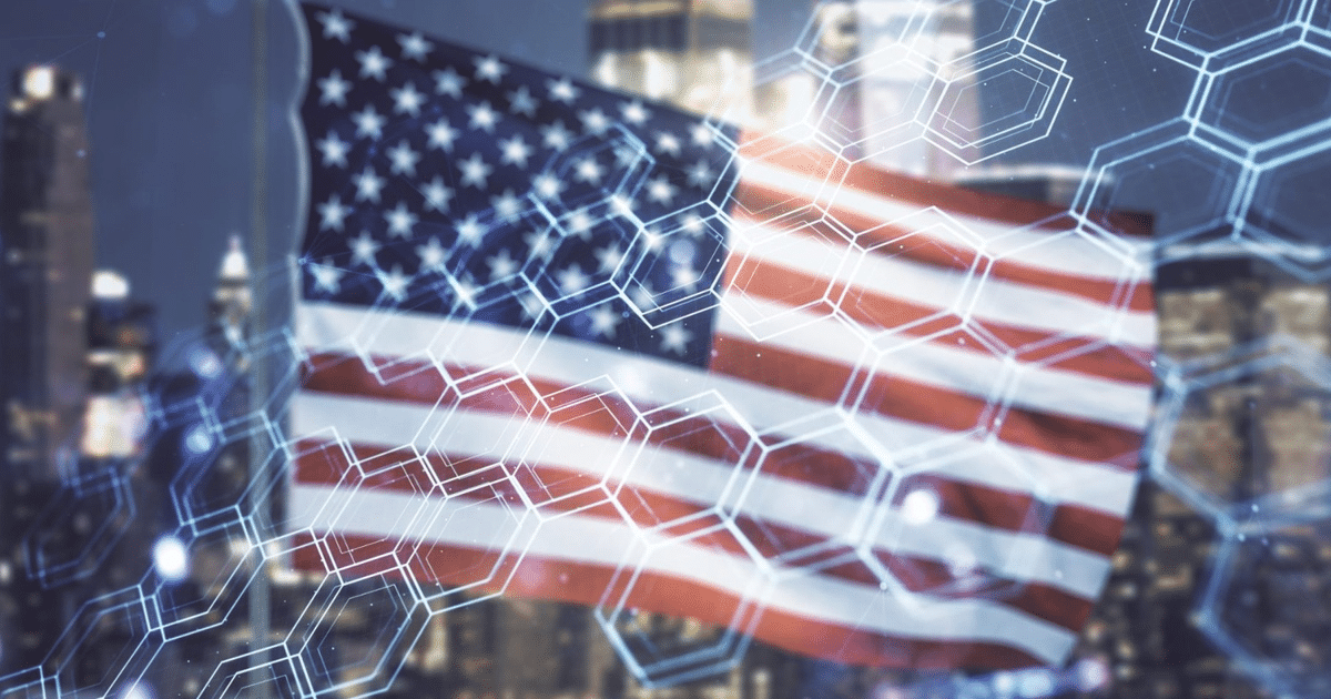 Bandera de EE.UU. ondeando sobre ciudad iluminada con diseño tecnológico superpuesto