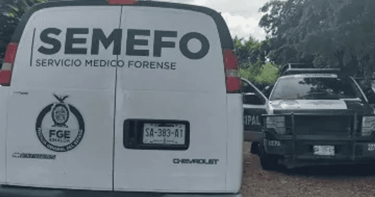 Furgoneta del SEMFO y patrulla policial en operación forense en Jahuara II