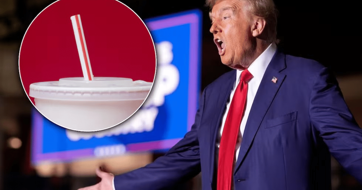 Hombre hablando en escenario con vaso y pajita de plástico en recuadro