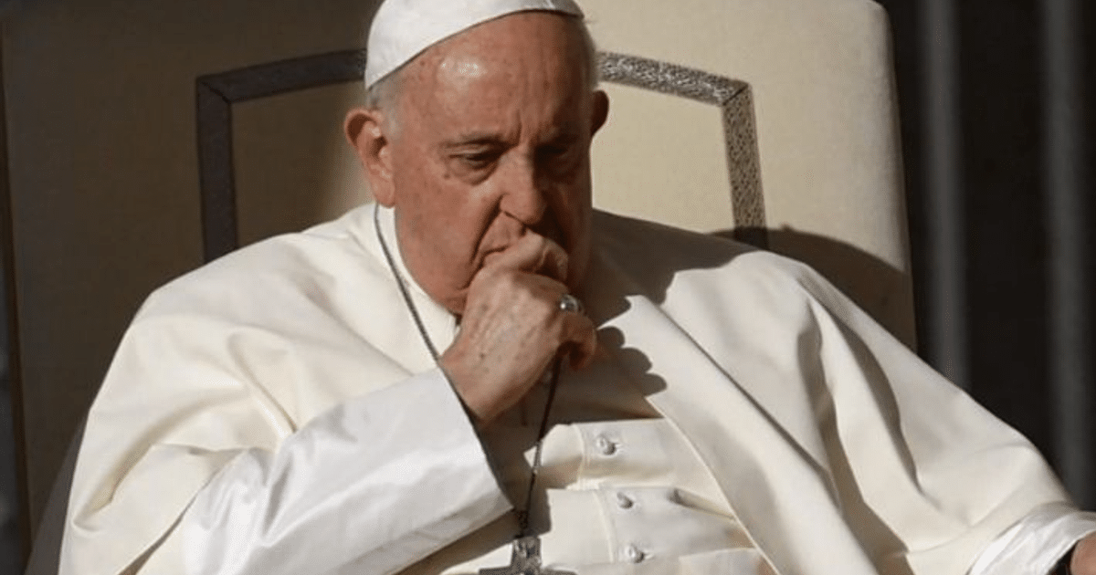 Papa Francisco en tratamiento hospitalario por neumonía