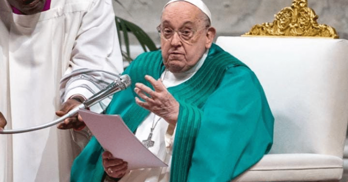 El Papa Francisco en un evento religioso, vestido con túnica verde y sombrero blanco, sosteniendo documentos junto a una persona con micrófono.