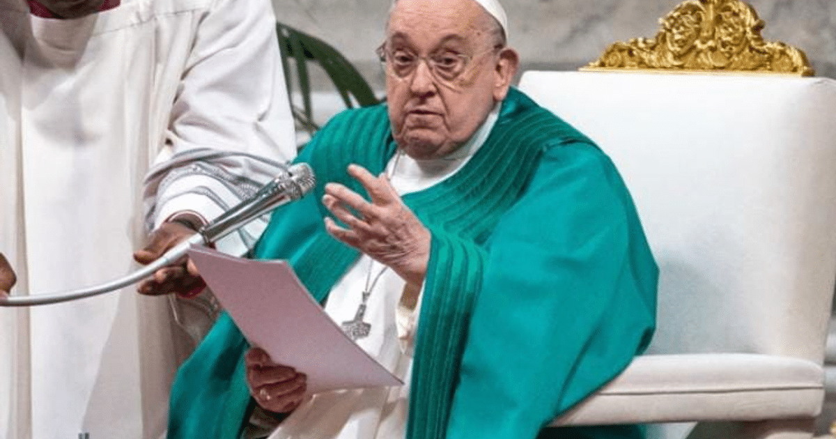 Papa Francisco en discurso religioso con manto verde y crucifijo, durante crisis respiratoria.