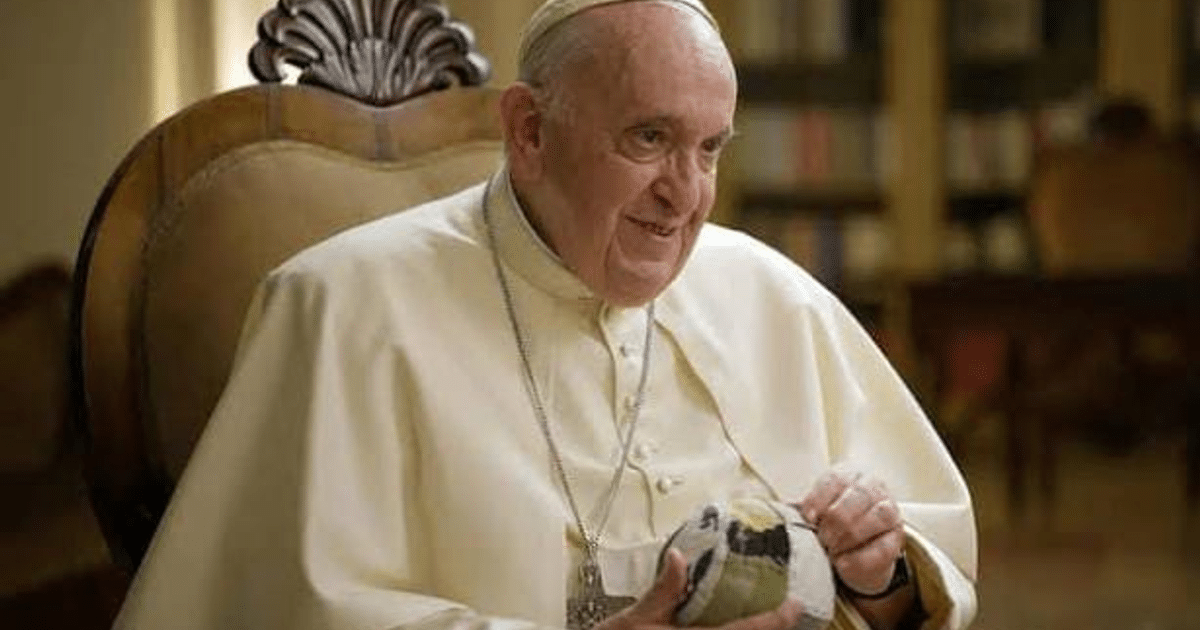 Papa Francisco sentado en el Hospital Gemelli, recibiendo atención médica por una infección respiratoria.