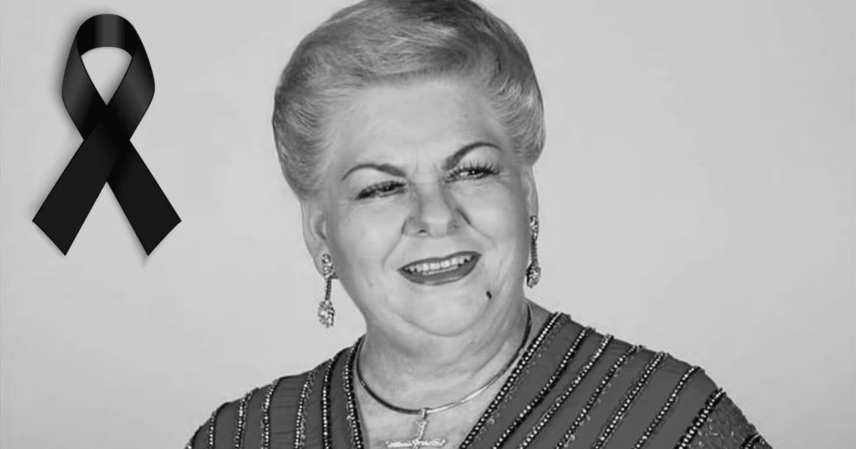 Mujer sonriente con moño negro en la esquina, simbolizando el duelo por la cantante de rancheras fallecida.