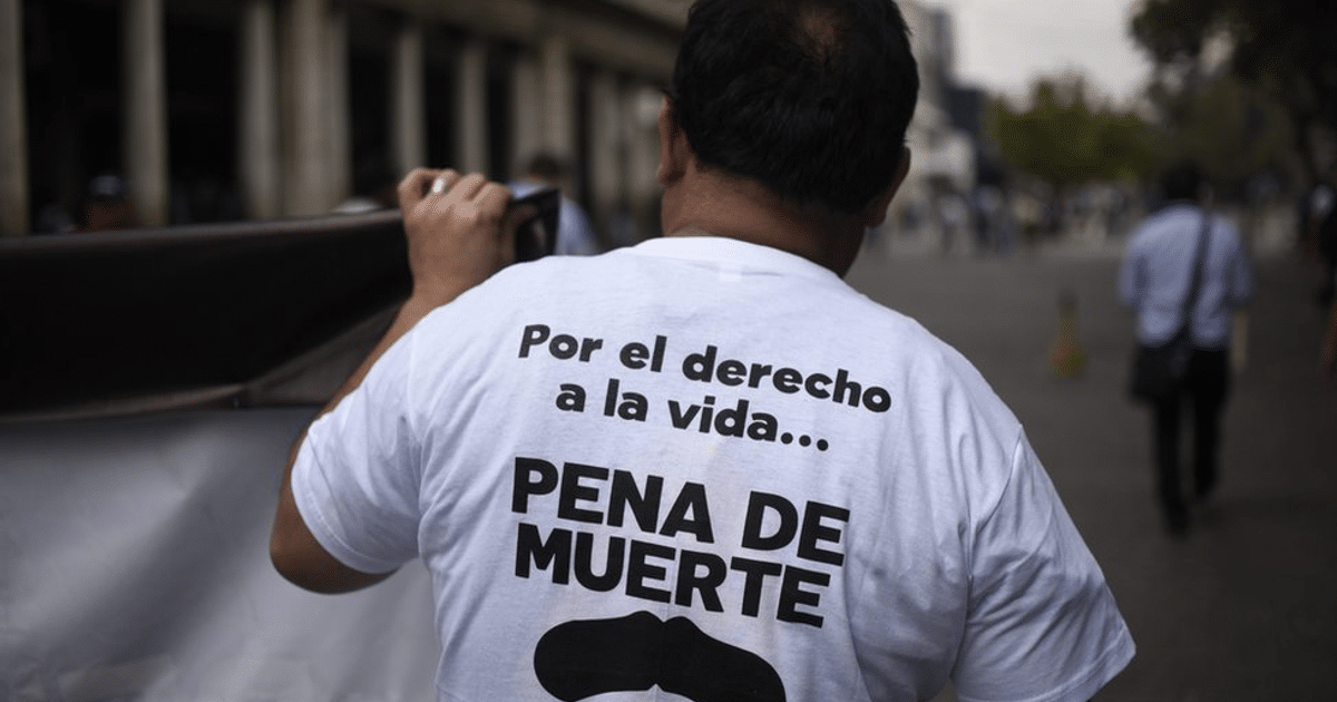 Persona en manifestación con camiseta que dice 'Por el derecho a la vida... PENA DE MUERTE'.