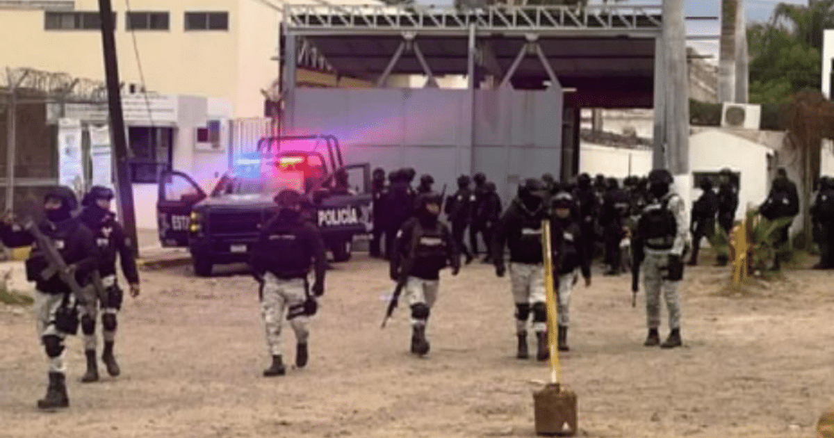 Efectivos de seguridad armados en operativo en el penal de Aguaruto