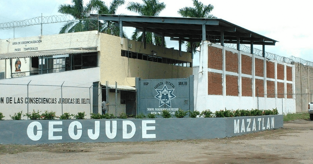 Edificio del Centro de Readaptación Social CECJUDE en Mazatlán con letreros de credencialización y pases temporales.