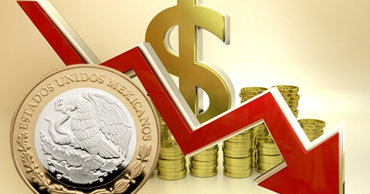 Monedas apiladas con símbolo de dólar y flecha roja descendente, indicando fluctuaciones económicas entre el peso mexicano y el dólar.