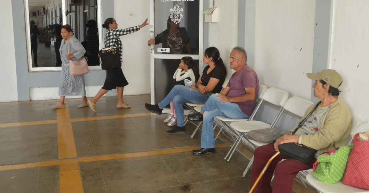 Personas esperando en un edificio público, relacionadas con el programa 'Peso a Peso del Bienestar'.
