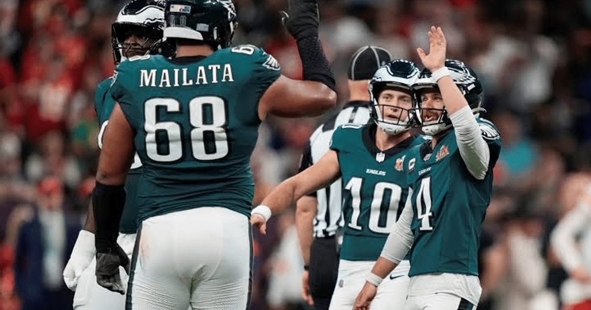 Jugadores de los Philadelphia Eagles en el campo durante el Super Bowl 2025