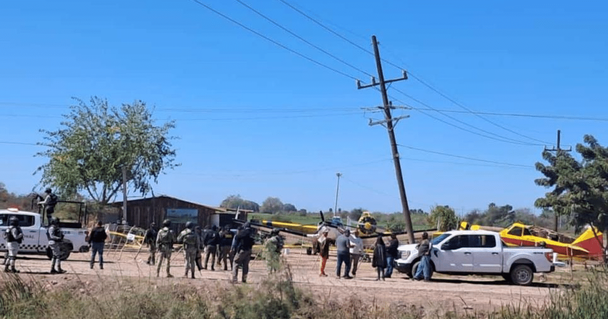 Operativo federal en Ejido Macapul con vehículos policiales y helicópteros en un área rural