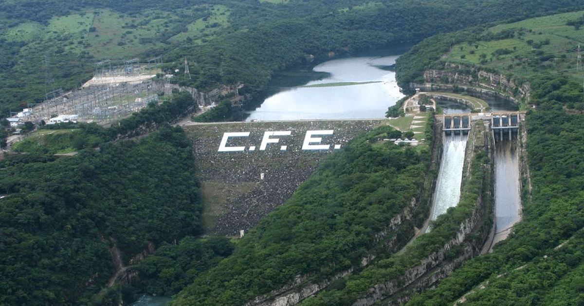 Vista de una represa con las letras C.F.E. y un embalse rodeado de vegetación en México.