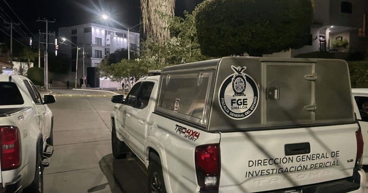 Camioneta de la FGE de Sinaloa en operativo nocturno con cinta de advertencia