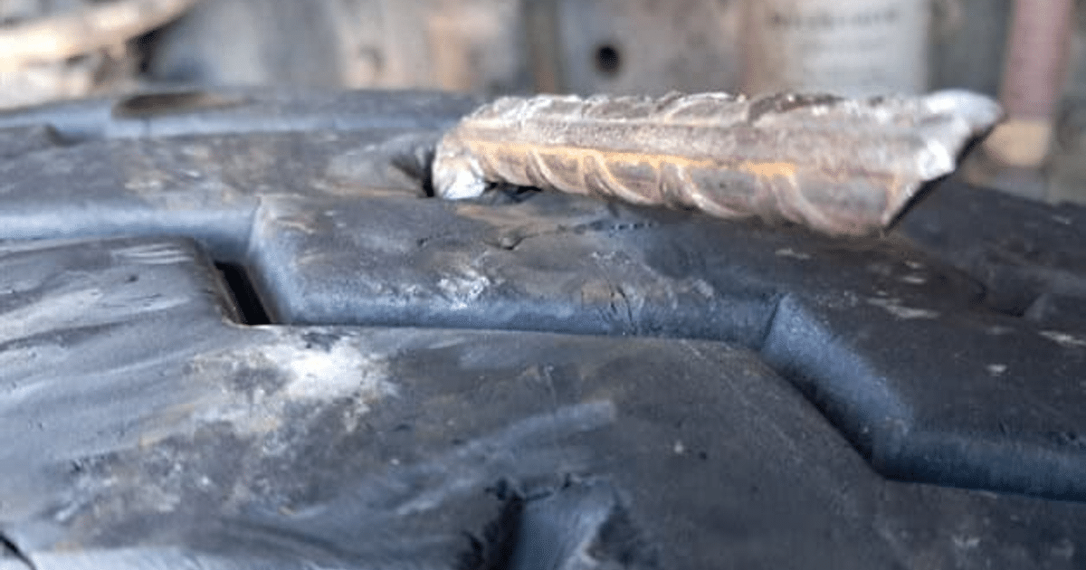 Llanta de vehículo con clavo incrustado, relacionada con actos vandálicos en La Palma, Navolato.