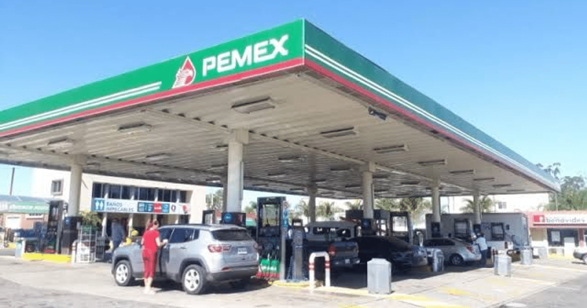 Gasolinera Pemex con vehículos y cielo soleado, relacionada con acuerdos de precios de combustibles en México.