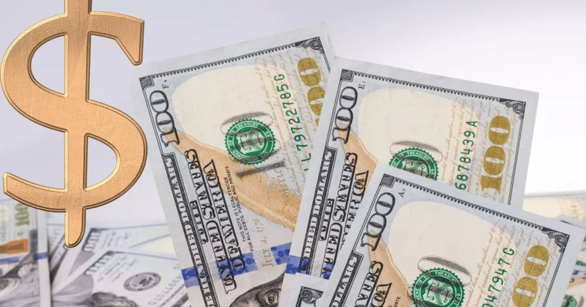 Billetes de cien dólares apilados con símbolo del dólar en 3D