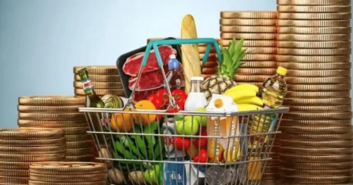 Carrito de compras con alimentos y monedas, reflejando la inflación en enero 2025.