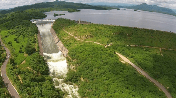 Embalse con vertedero y vegetación en Sinaloa, reflejando el déficit hídrico actual.