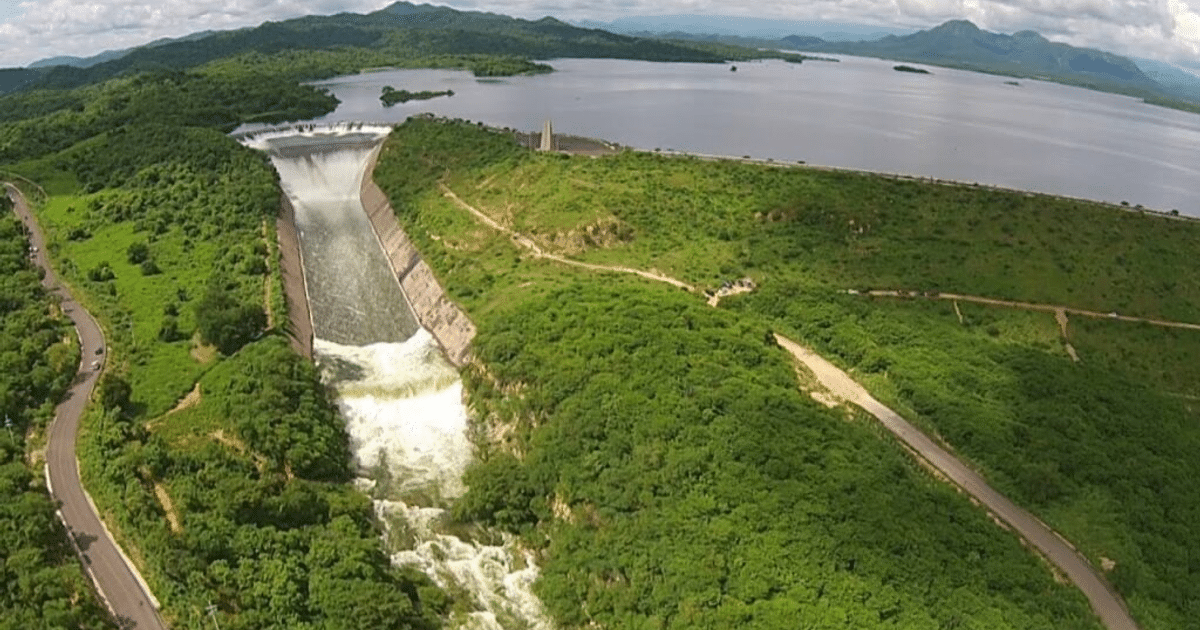 Embalse con vertedero y vegetación en Sinaloa, reflejando el déficit hídrico actual.