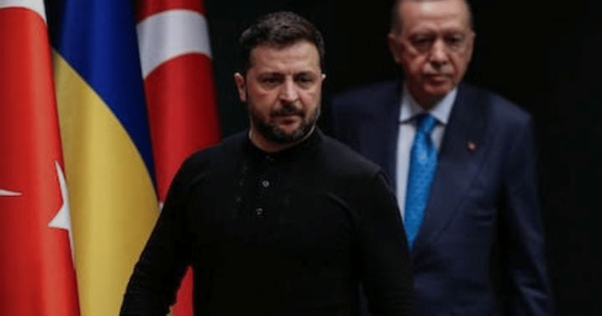 Banderas de Turquía y Ucrania en un contexto diplomático tenso