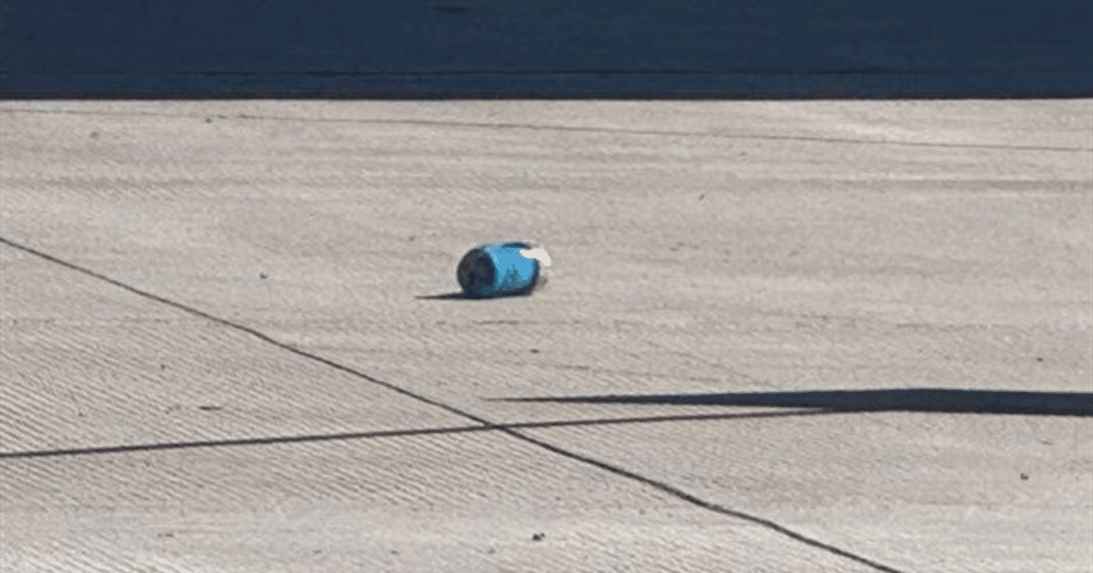 Objeto azul en superficie clara, vinculado a operativo de seguridad en gasolinera de Culiacán.