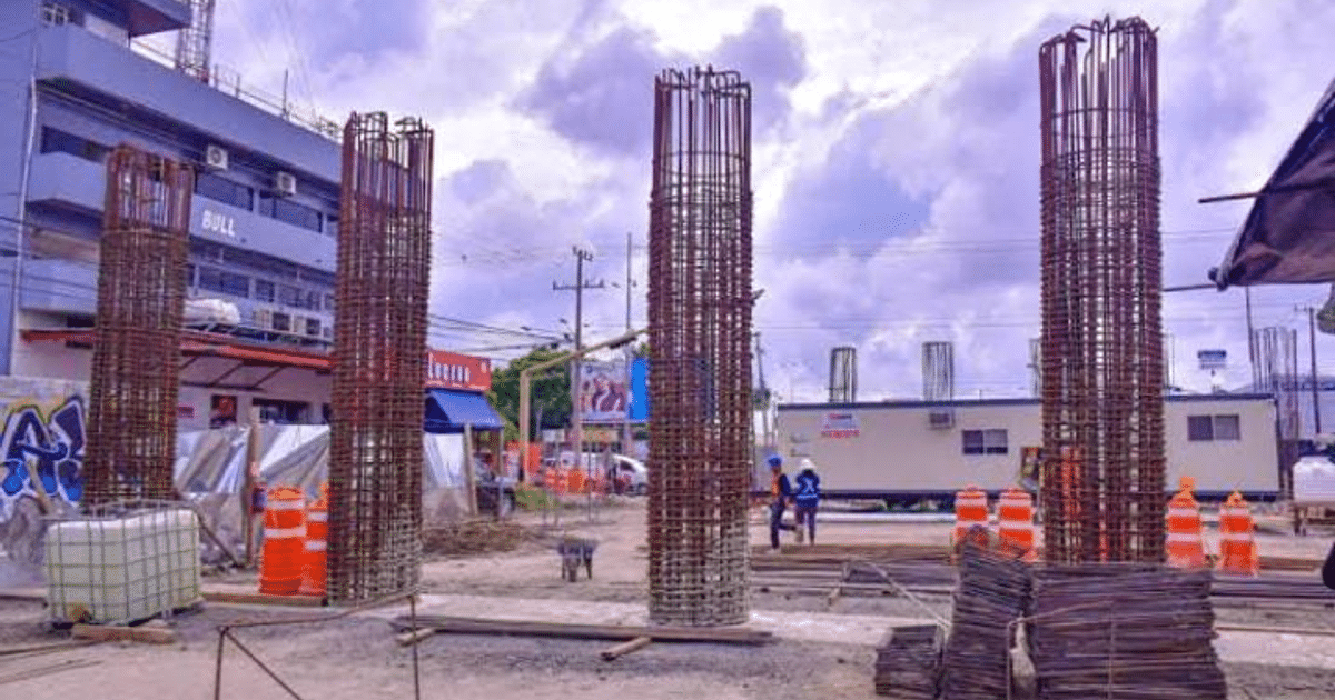 Sitio de construcción en Mazatlán con varillas de acero y trabajadores en acción