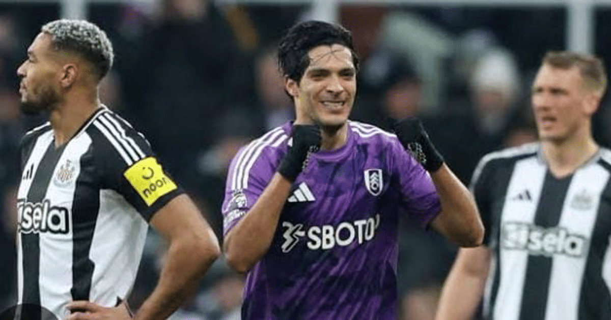 Raúl Jiménez celebrando un gol en un partido de fútbol con camiseta morada, mientras dos jugadores con camisetas a rayas están en el fondo.