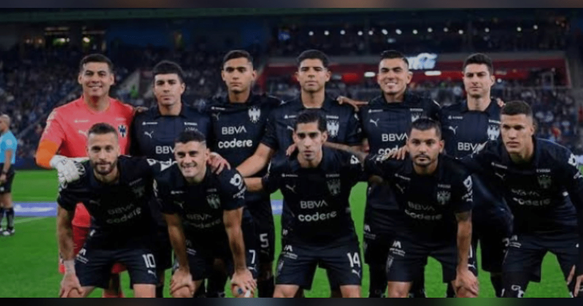 Jugadores de Rayados de Monterrey posan en el campo tras victoria en Concacaf Champions Cup 2025