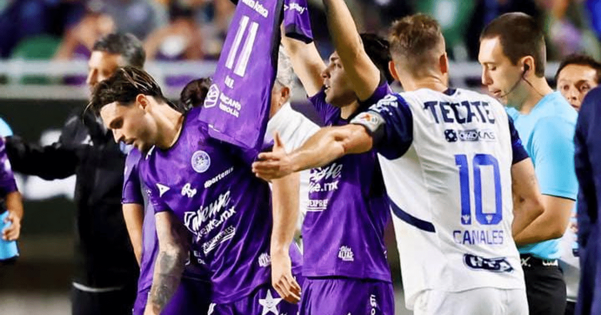 Jugadores de Rayados y Mazatlán durante una sustitución en el partido, con un jugador levantando una camiseta y otro saliendo del campo.