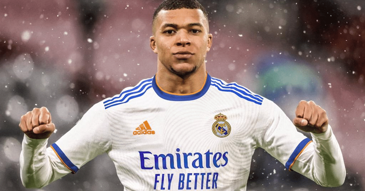 Jugador del Real Madrid celebrando con puño en alto en un entorno nevado