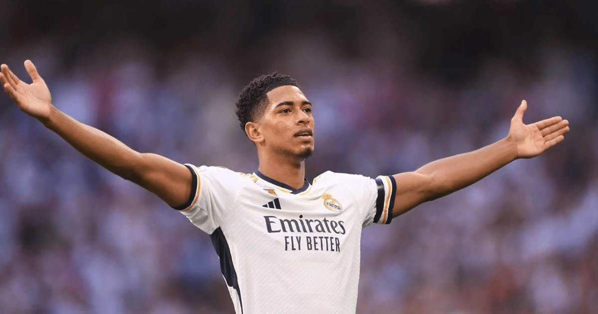 Jugador de fútbol celebrando en un estadio lleno durante el sorteo de la Liga de Campeones