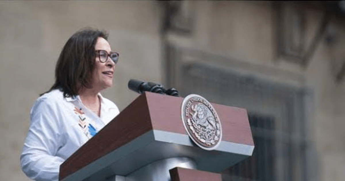 Rocío Nahle hablando en un podio sobre la Refinería Olmeca de Dos Bocas