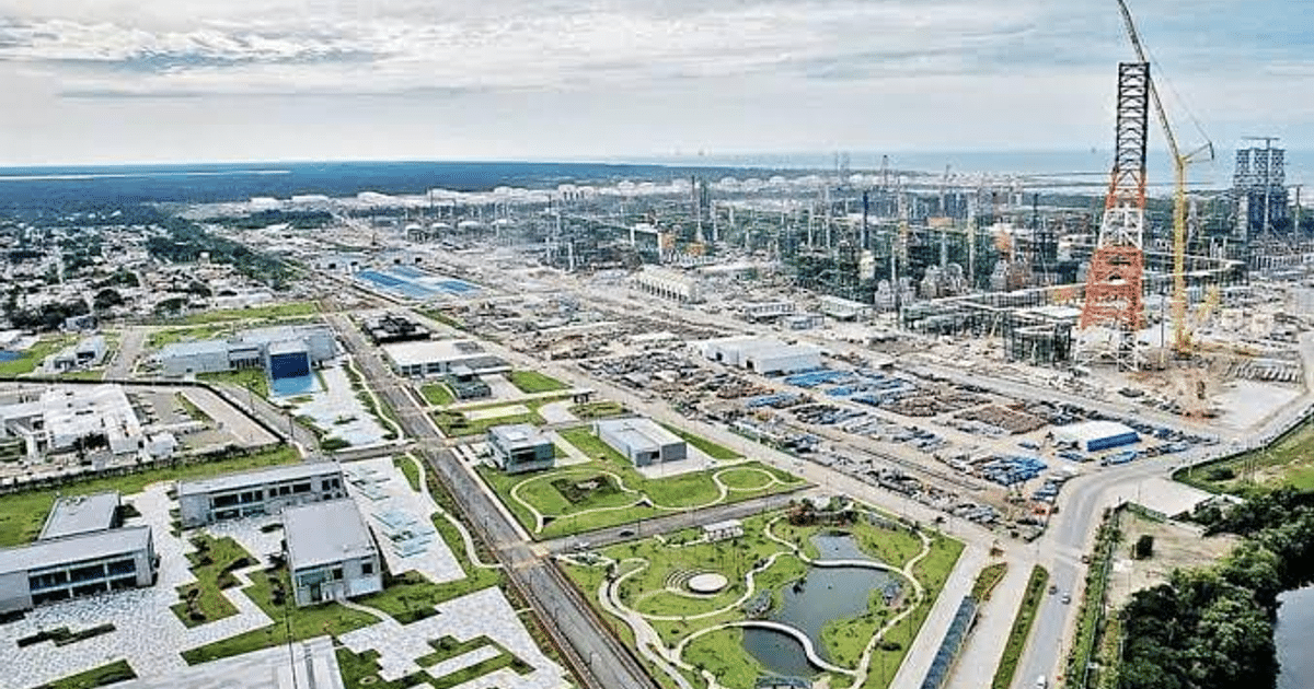 Vista aérea de la construcción del complejo industrial en Dos Bocas, con edificios modernos y maquinaria de obra.