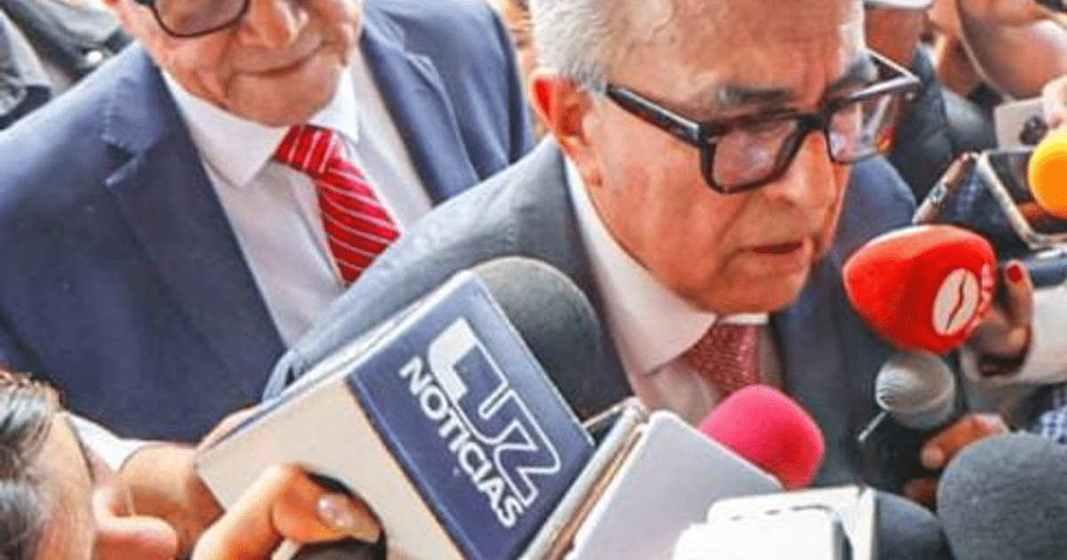 Conferencia de prensa sobre la repatriación de Ismael “El Mayo” Zambada en Culiacán, Sinaloa, con enfoque en dos hombres, uno con gafas y traje, rodeados de micrófonos.