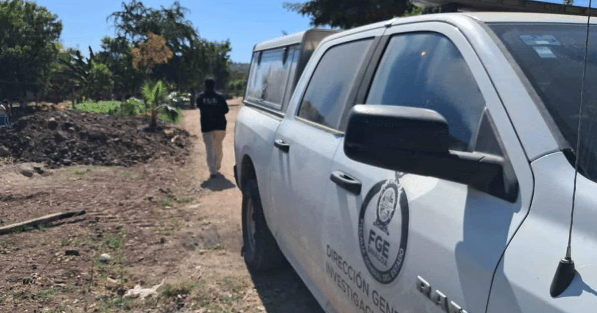 Vehículo de la Dirección General de Investigación en camino rural, vinculado a hallazgo forense en El Alhuate.