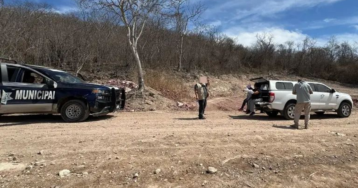 Operativo policial en terreno árido con vehículos y personas en Ejido El Castillo
