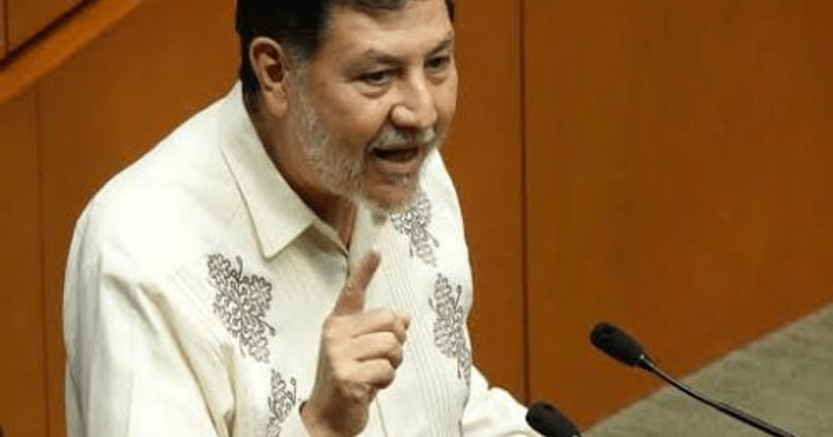 Gerardo Fernández Noroña hablando en un evento formal sobre la revocación de mandato en Sinaloa