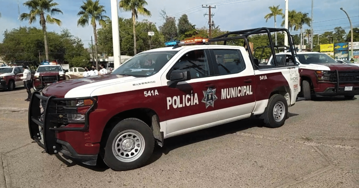Camioneta de la policía municipal estacionada en un área urbana con otras patrullas, relacionada con un incidente en el Plan de San Luis.
