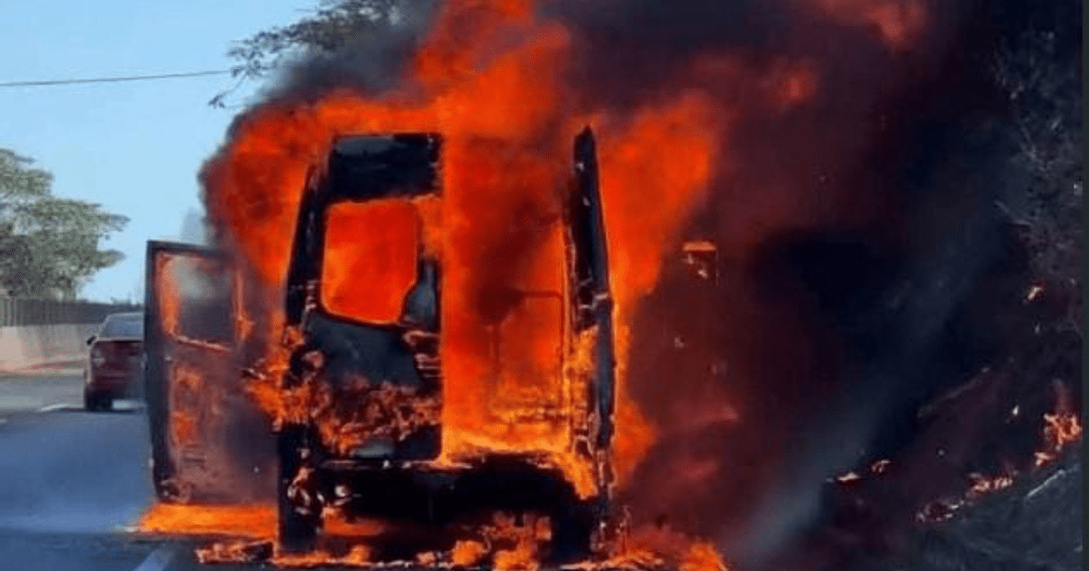 Vehículo en llamas de Roberto Jr. en carretera de Tepic, Nayarit