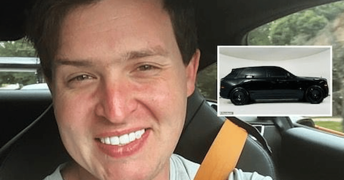 Persona sonriendo en un automóvil con un vehículo negro en el contexto de una estafa de lujo.