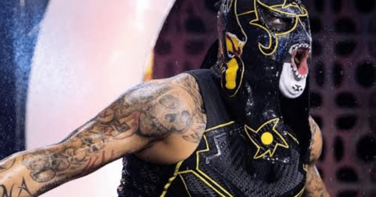 Luchador enmascarado con máscara negra y detalles amarillos en el Royal Rumble 2025